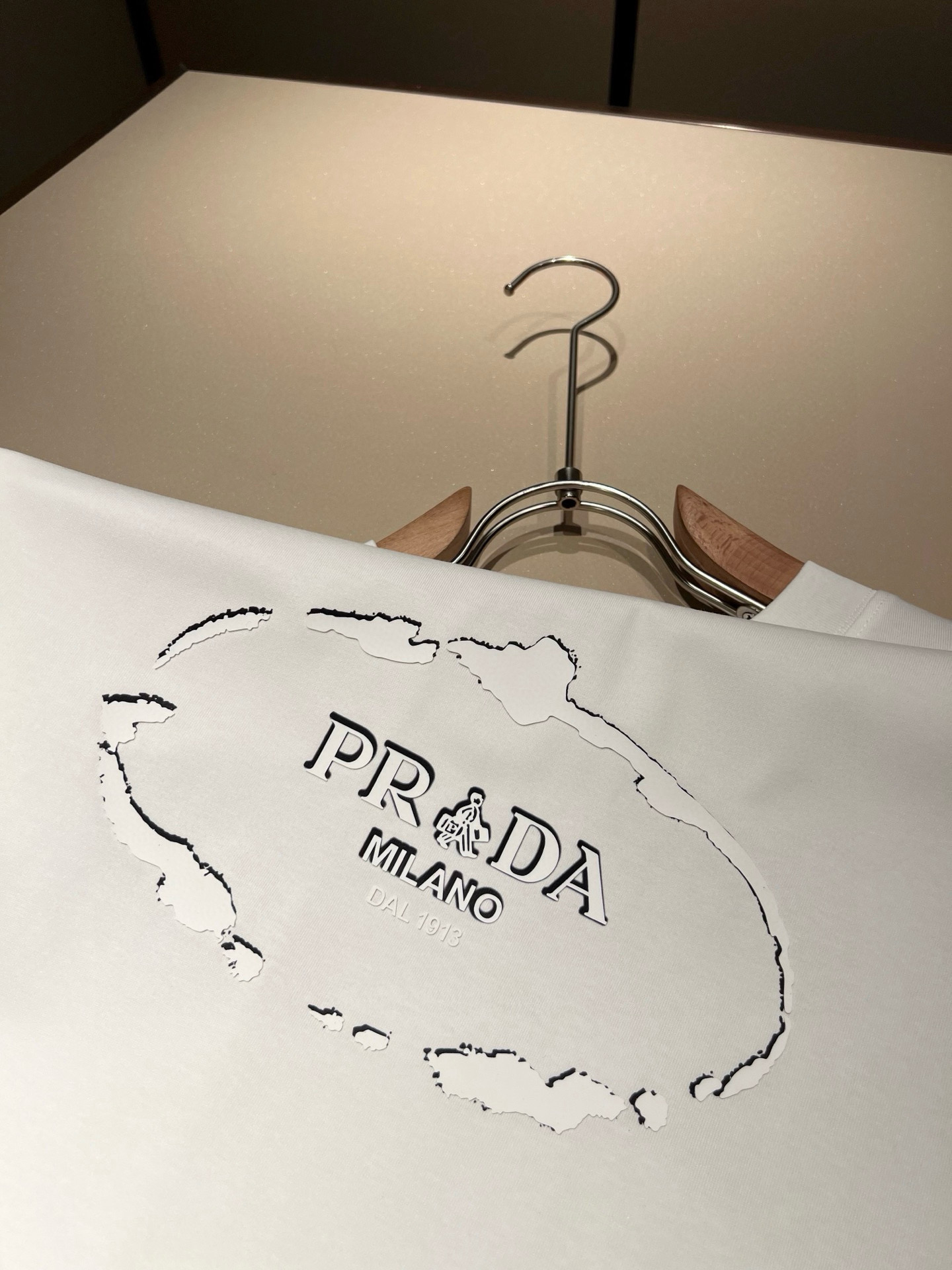 PRAD*A普*达2026春夏新款男女同款👫短袖T恤，最新款全网独家首上！！~既经典有时尚百搭，谁不爱啊