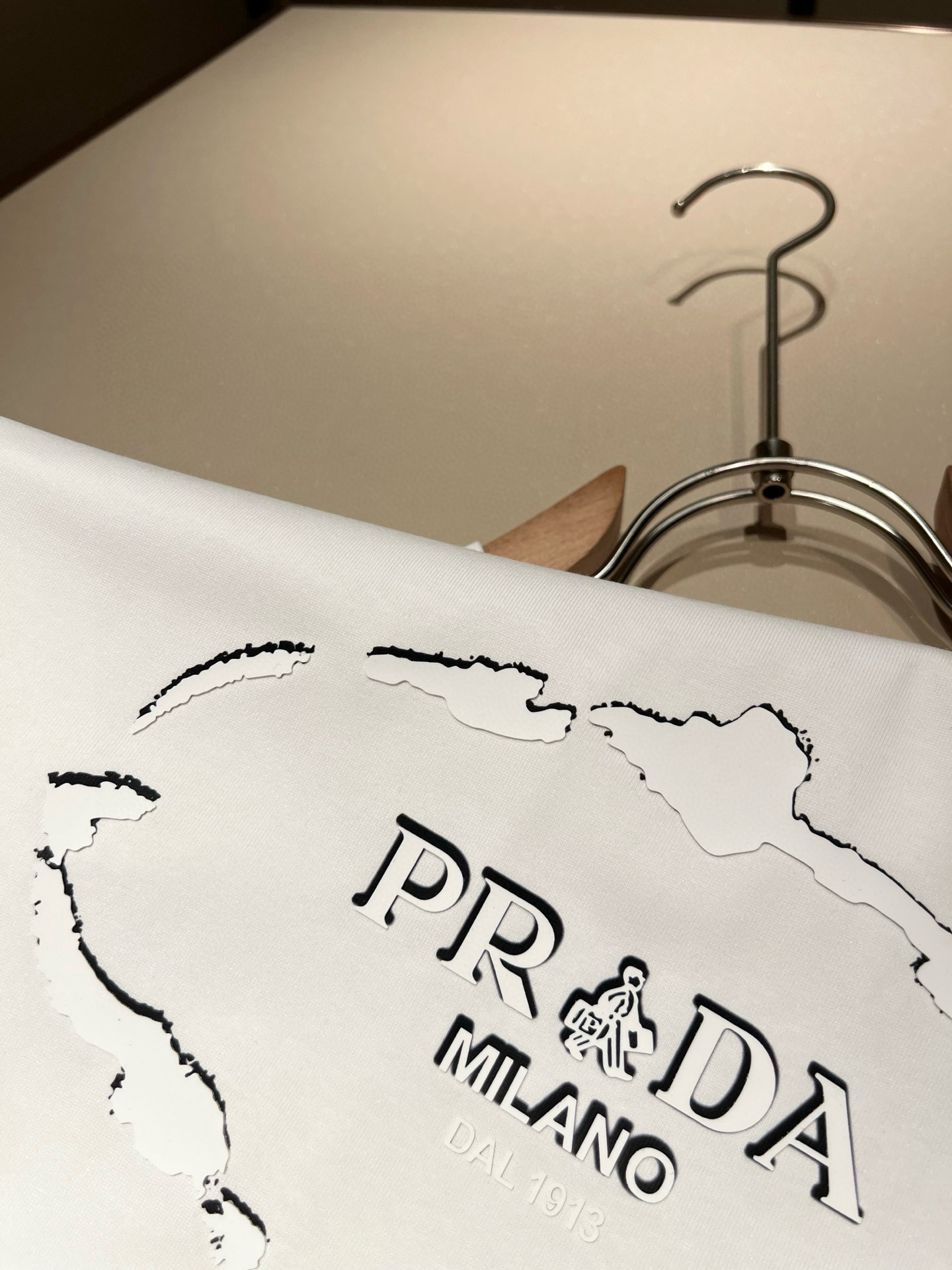 PRAD*A普*达2026春夏新款男女同款👫短袖T恤，最新款全网独家首上！！~既经典有时尚百搭，谁不爱啊