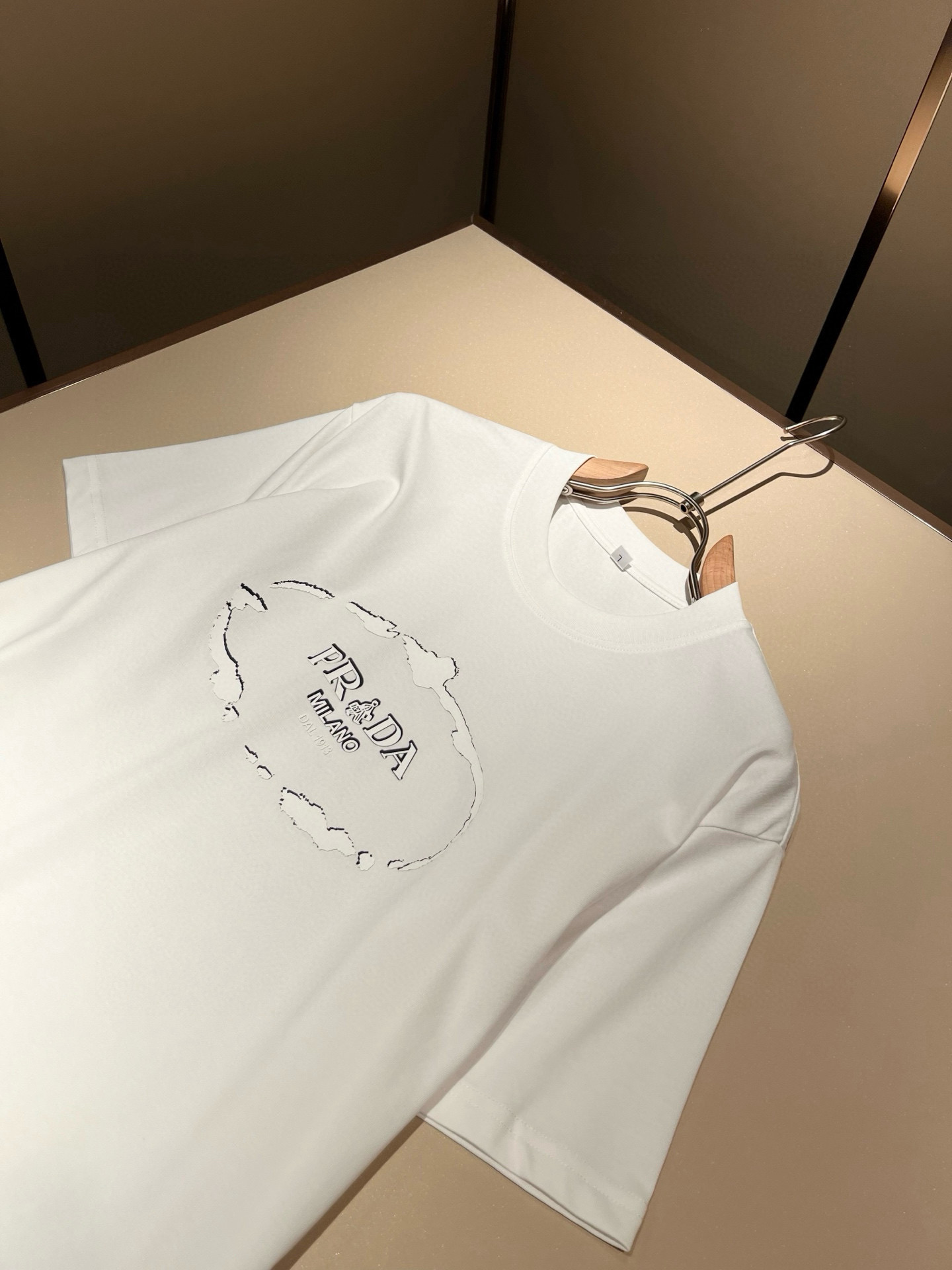 PRAD*A普*达2026春夏新款男女同款👫短袖T恤，最新款全网独家首上！！~既经典有时尚百搭，谁不爱啊