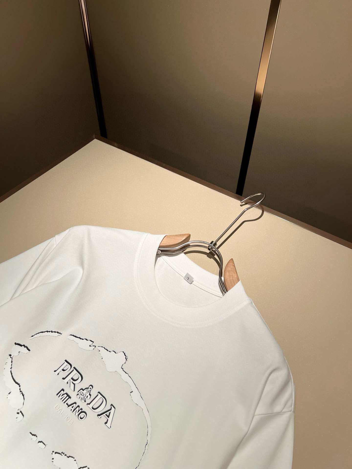 PRAD*A普*达2026春夏新款男女同款👫短袖T恤，最新款全网独家首上！！~既经典有时尚百搭，谁不爱啊