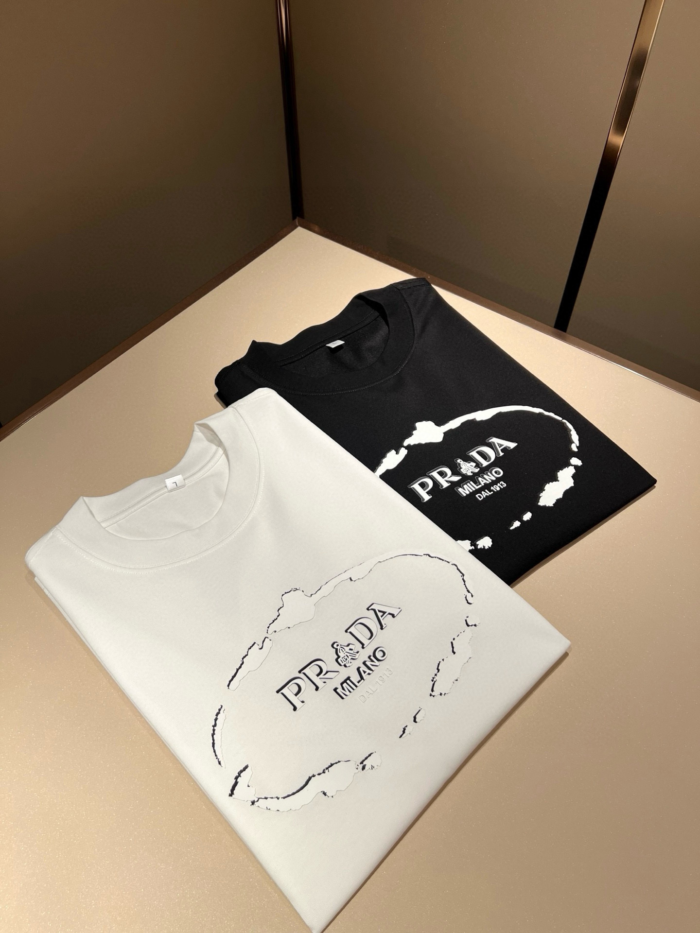PRAD*A普*达2026春夏新款男女同款👫短袖T恤，最新款全网独家首上！！~既经典有时尚百搭，谁不爱啊