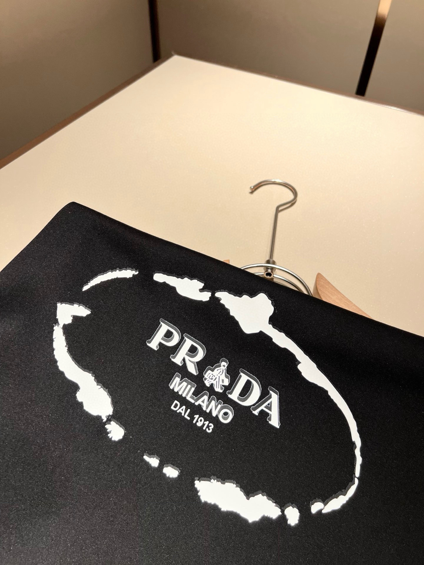 PRAD*A普*达2026春夏新款男女同款👫短袖T恤，最新款全网独家首上！！~既经典有时尚百搭，谁不爱啊