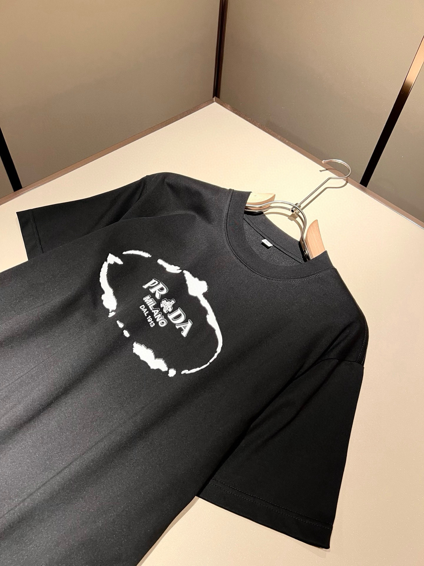 PRAD*A普*达2026春夏新款男女同款👫短袖T恤，最新款全网独家首上！！~既经典有时尚百搭，谁不爱啊