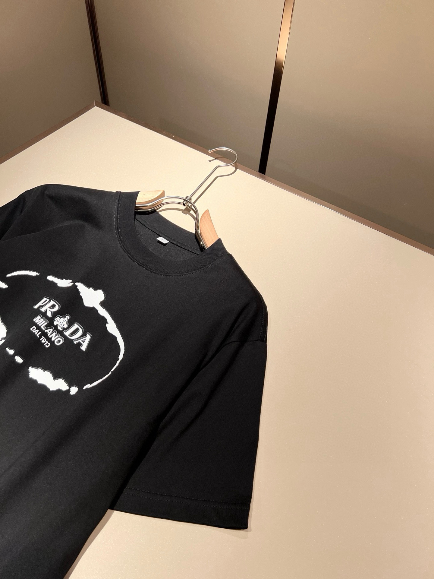 PRAD*A普*达2026春夏新款男女同款👫短袖T恤，最新款全网独家首上！！~既经典有时尚百搭，谁不爱啊