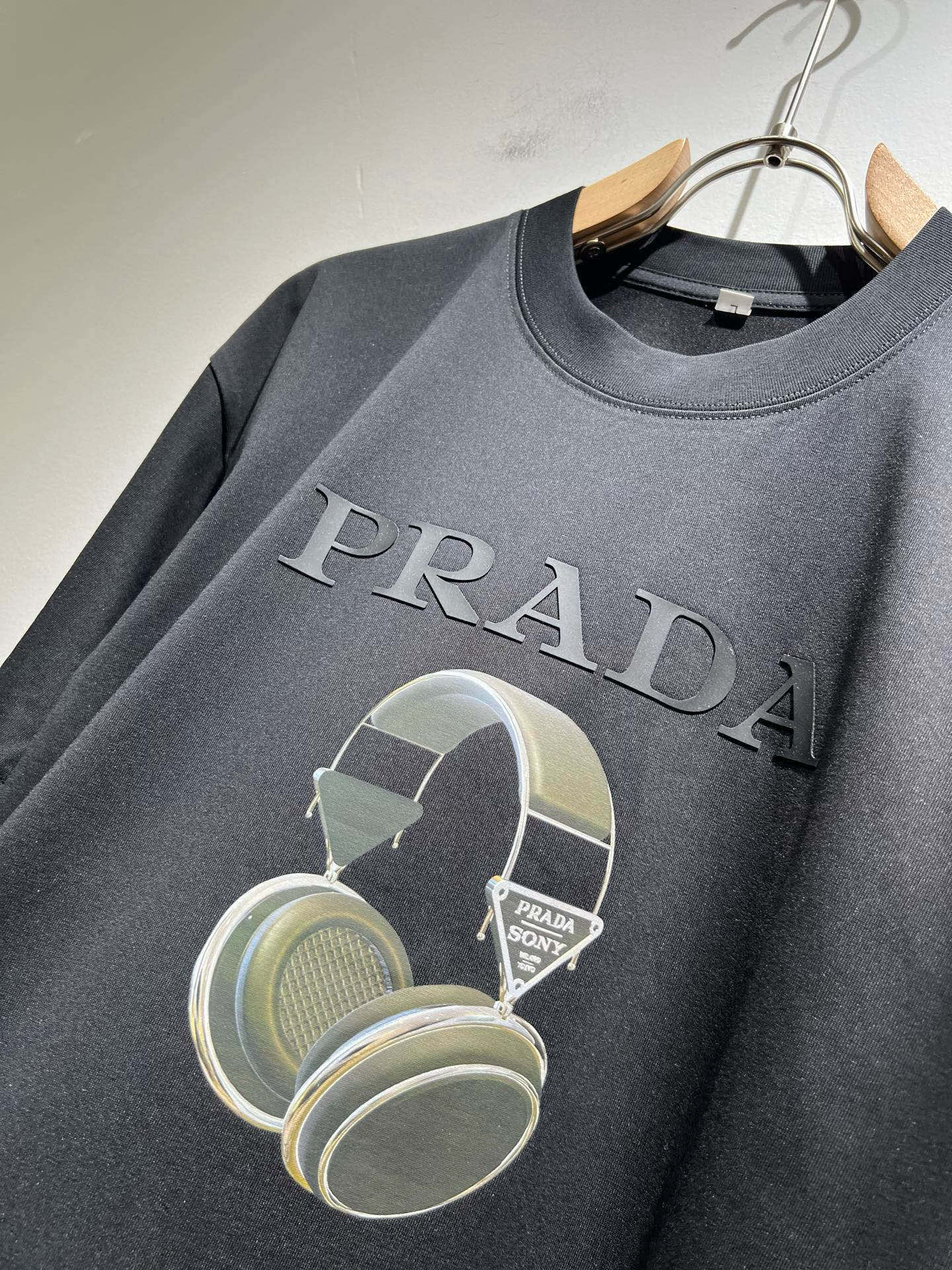 PRAD*A普*达2026春夏新款男女同款👫短袖T恤，最新款全网独家首上！！~既经典有时尚百搭，谁不爱啊