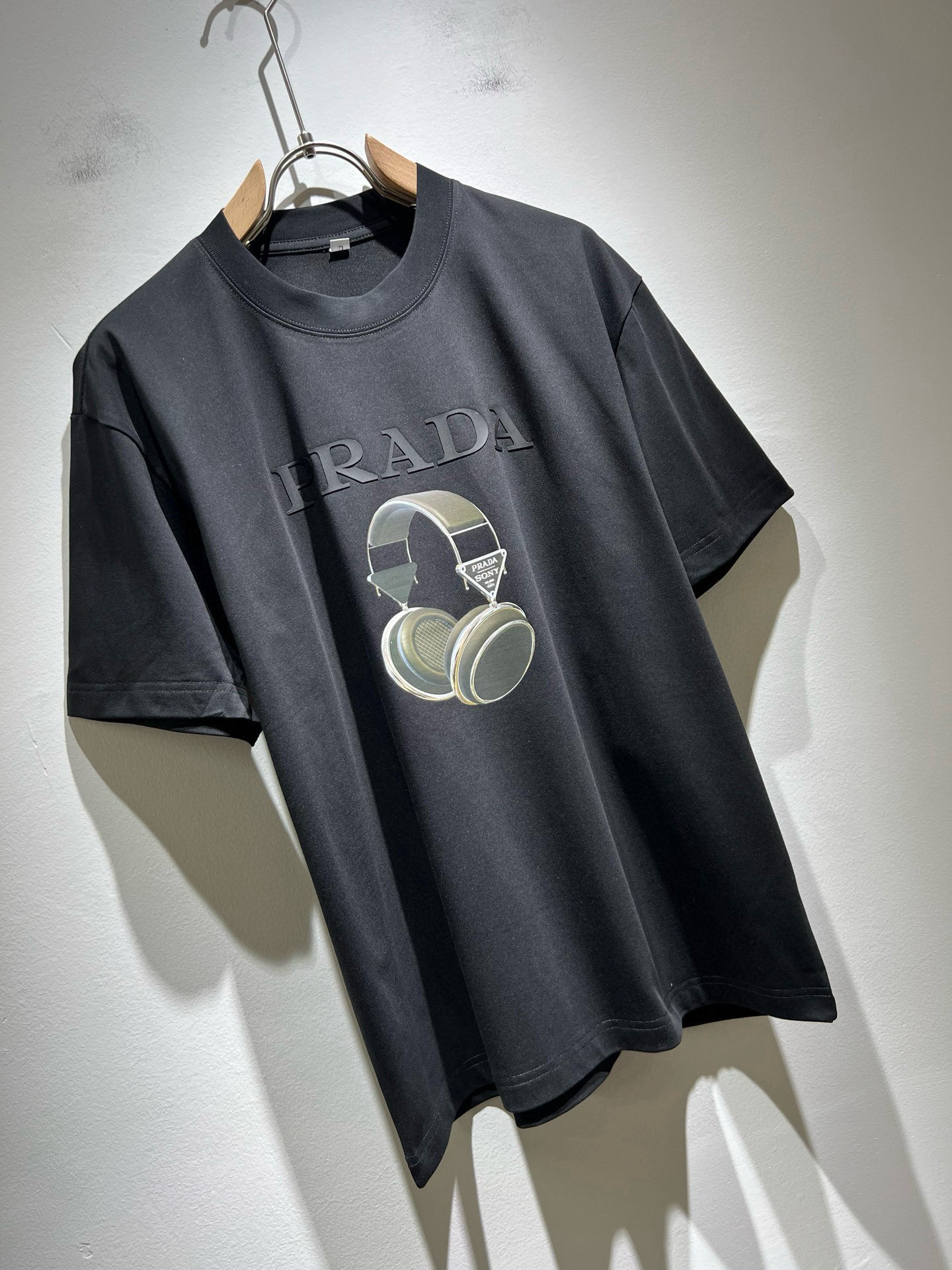 PRAD*A普*达2026春夏新款男女同款👫短袖T恤，最新款全网独家首上！！~既经典有时尚百搭，谁不爱啊