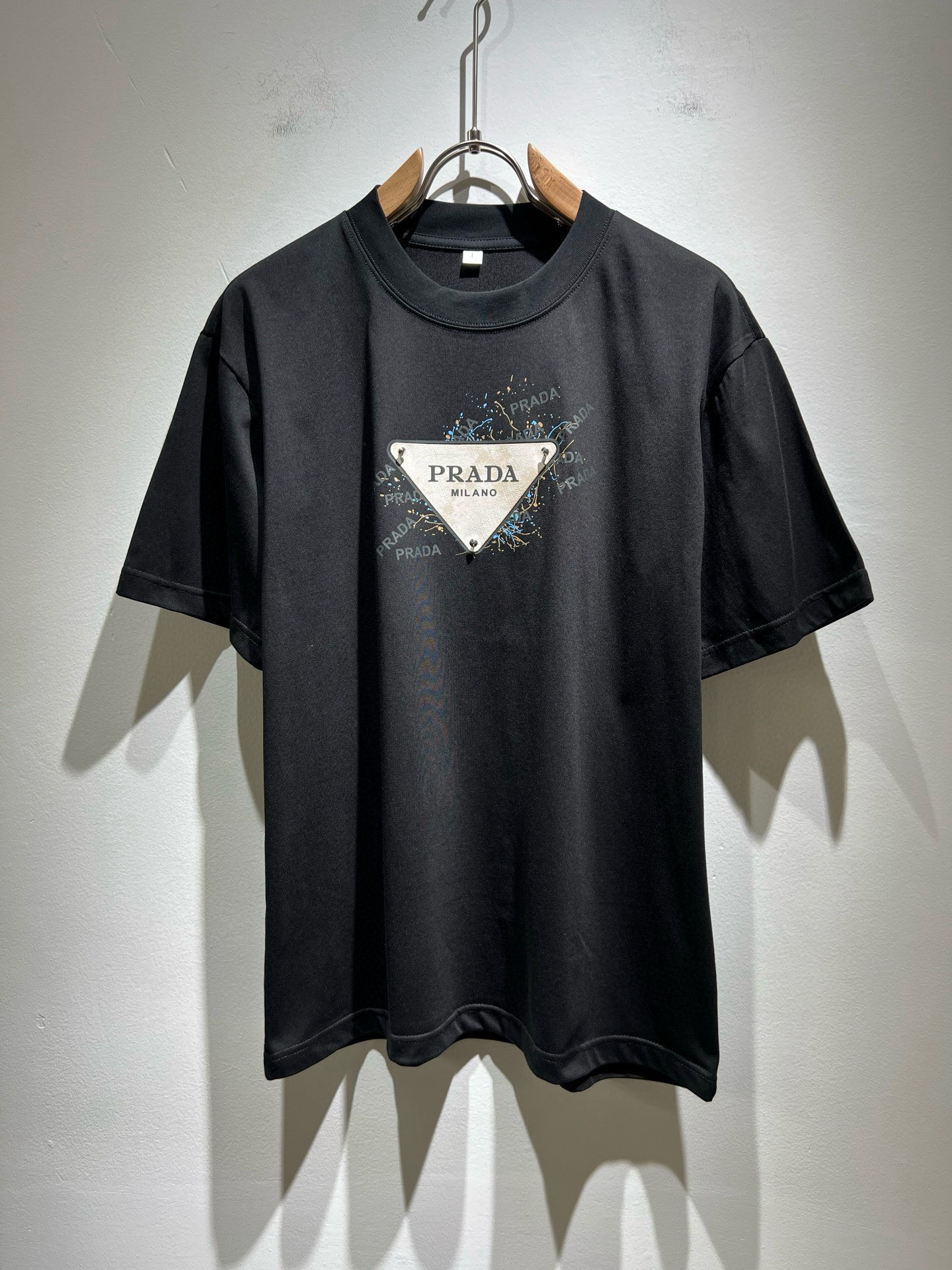 PRAD*A普*达2026春夏新款男女同款👫短袖T恤，最新款全网独家首上！！~既经典有时尚百搭，谁不爱啊