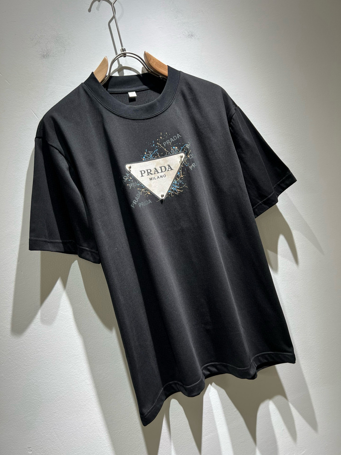 PRAD*A普*达2026春夏新款男女同款👫短袖T恤，最新款全网独家首上！！~既经典有时尚百搭，谁不爱啊