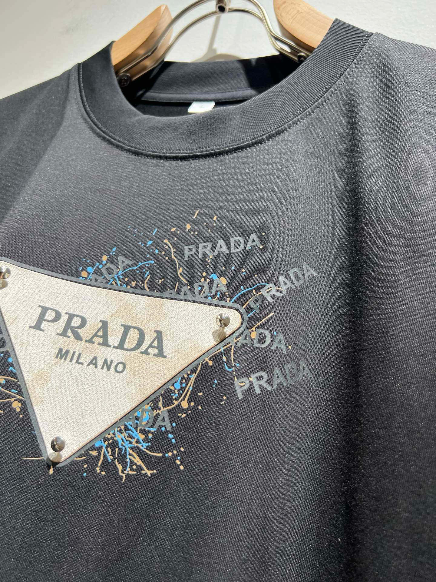 PRAD*A普*达2026春夏新款男女同款👫短袖T恤，最新款全网独家首上！！~既经典有时尚百搭，谁不爱啊