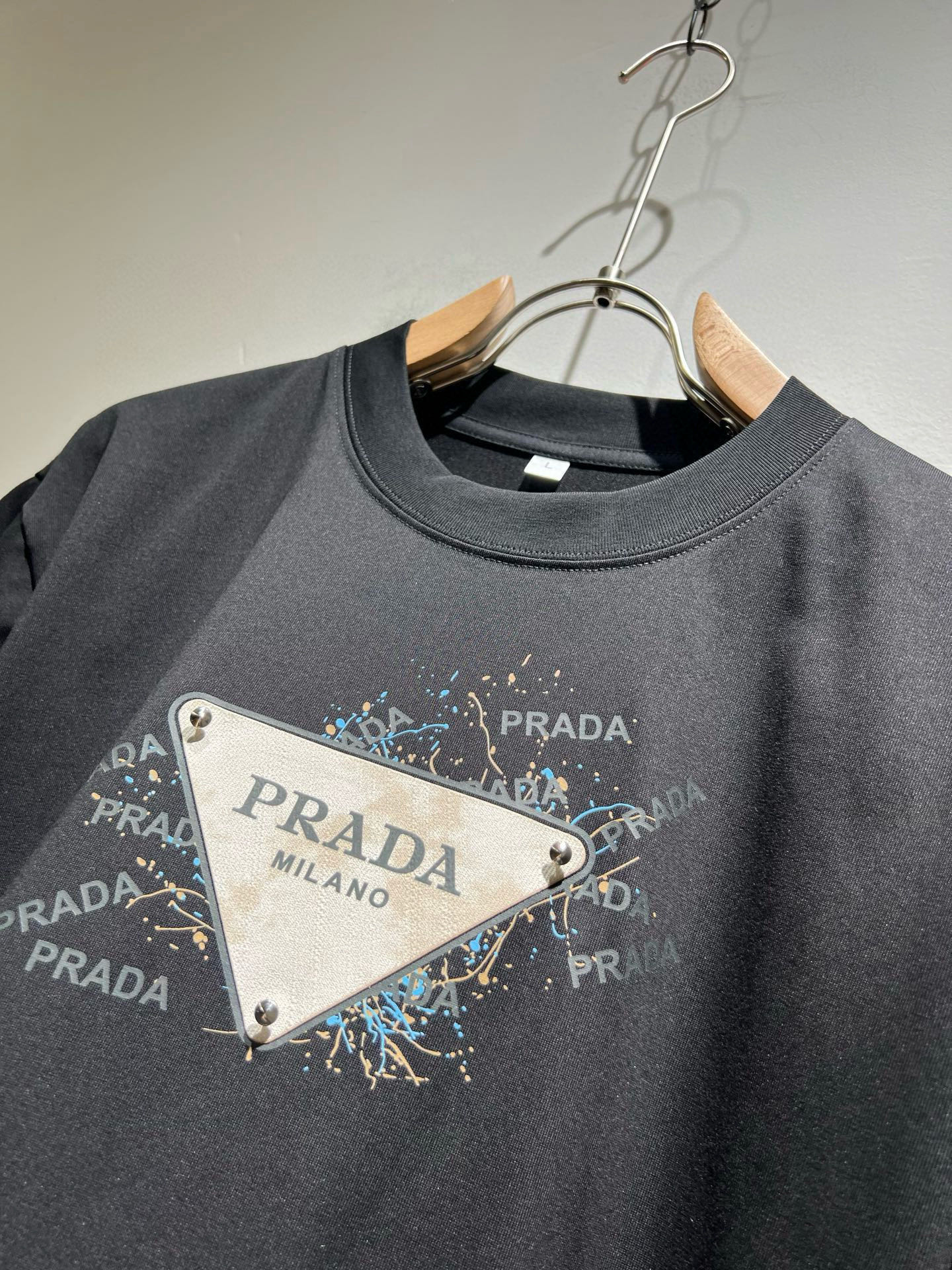 PRAD*A普*达2026春夏新款男女同款👫短袖T恤，最新款全网独家首上！！~既经典有时尚百搭，谁不爱啊