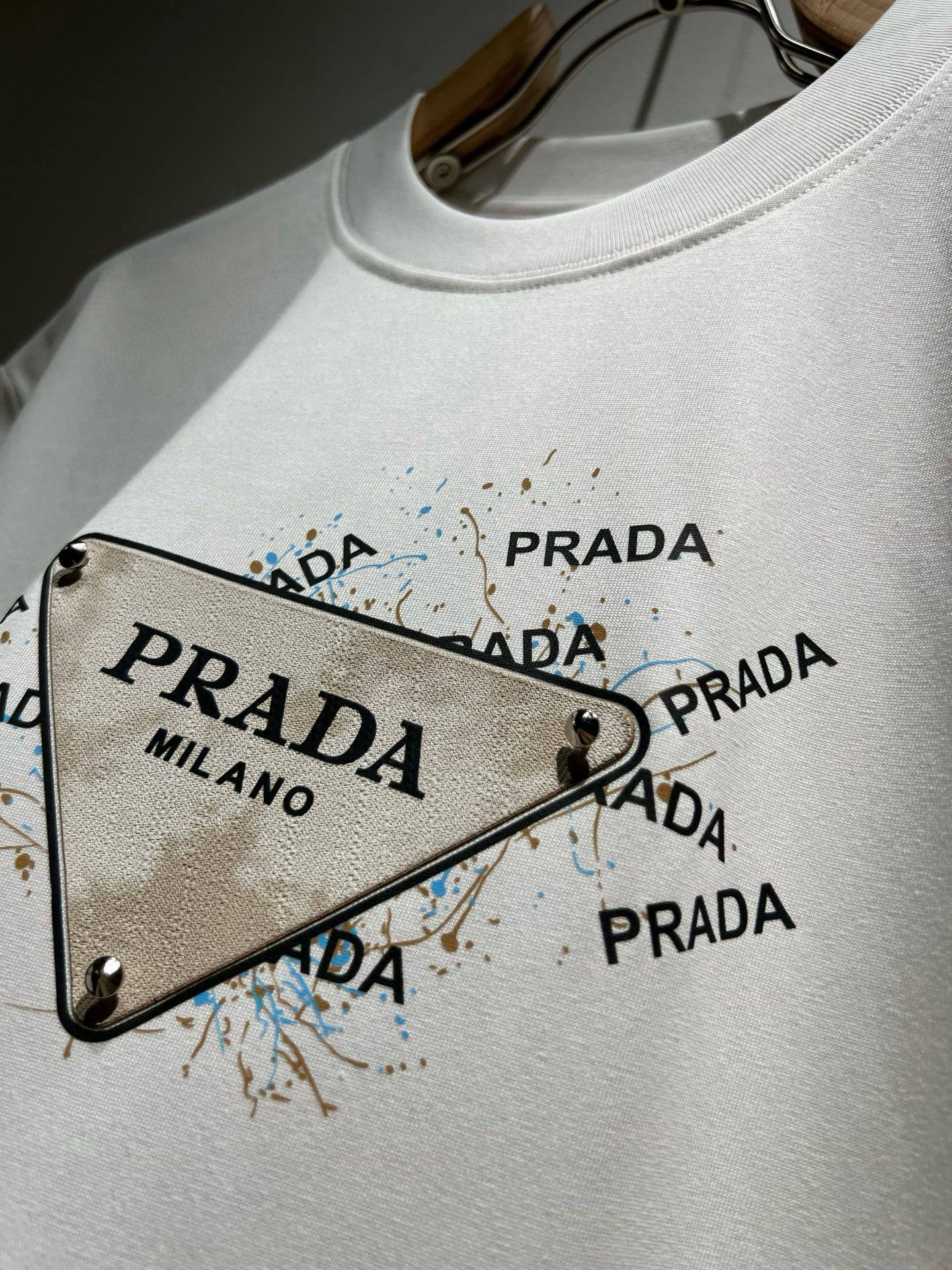 PRAD*A普*达2026春夏新款男女同款👫短袖T恤，最新款全网独家首上！！~既经典有时尚百搭，谁不爱啊