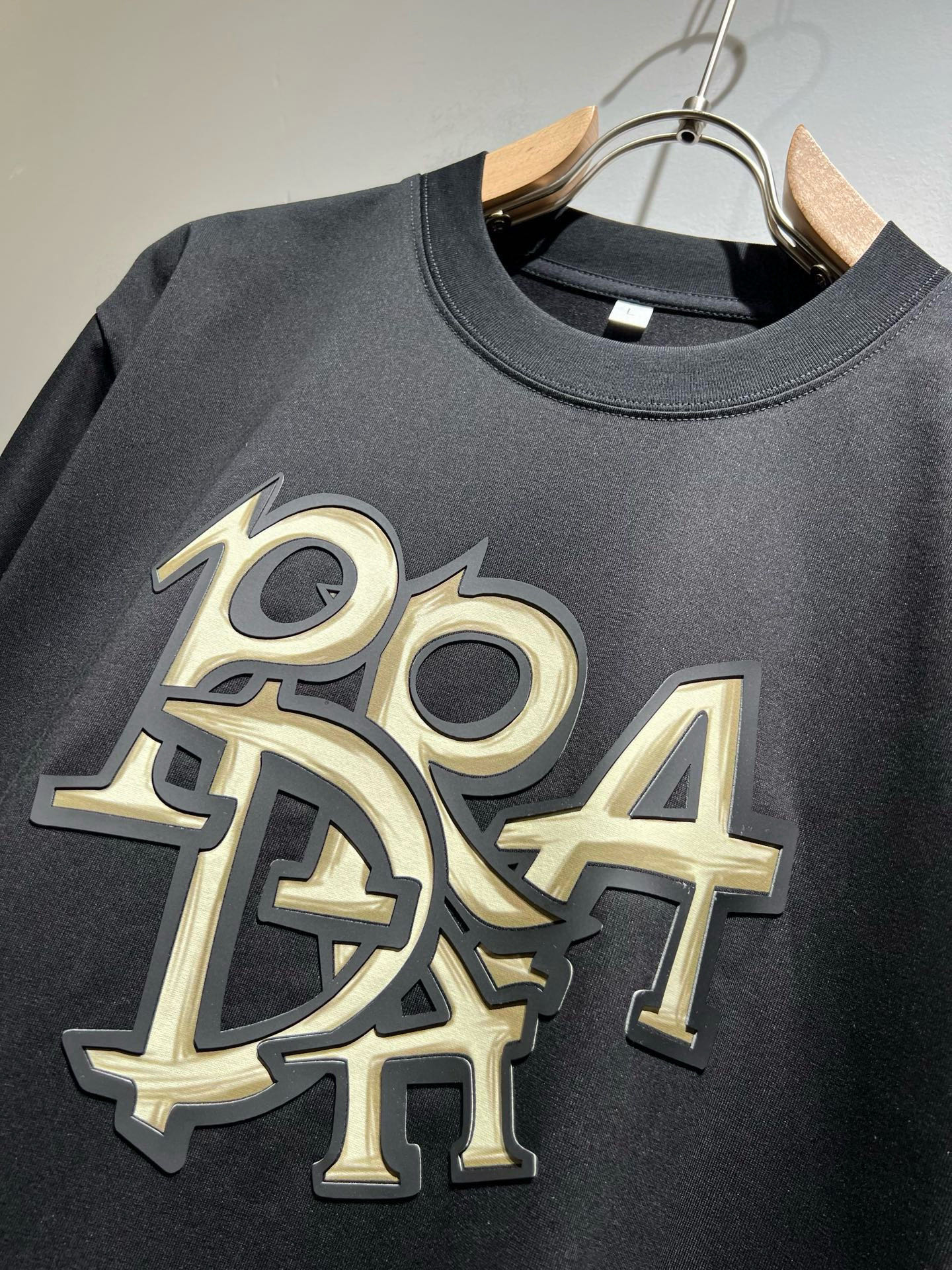 PRAD*A普*达2026春夏新款男女同款👫短袖T恤，最新款全网独家首上！！~既经典有时尚百搭，谁不爱啊