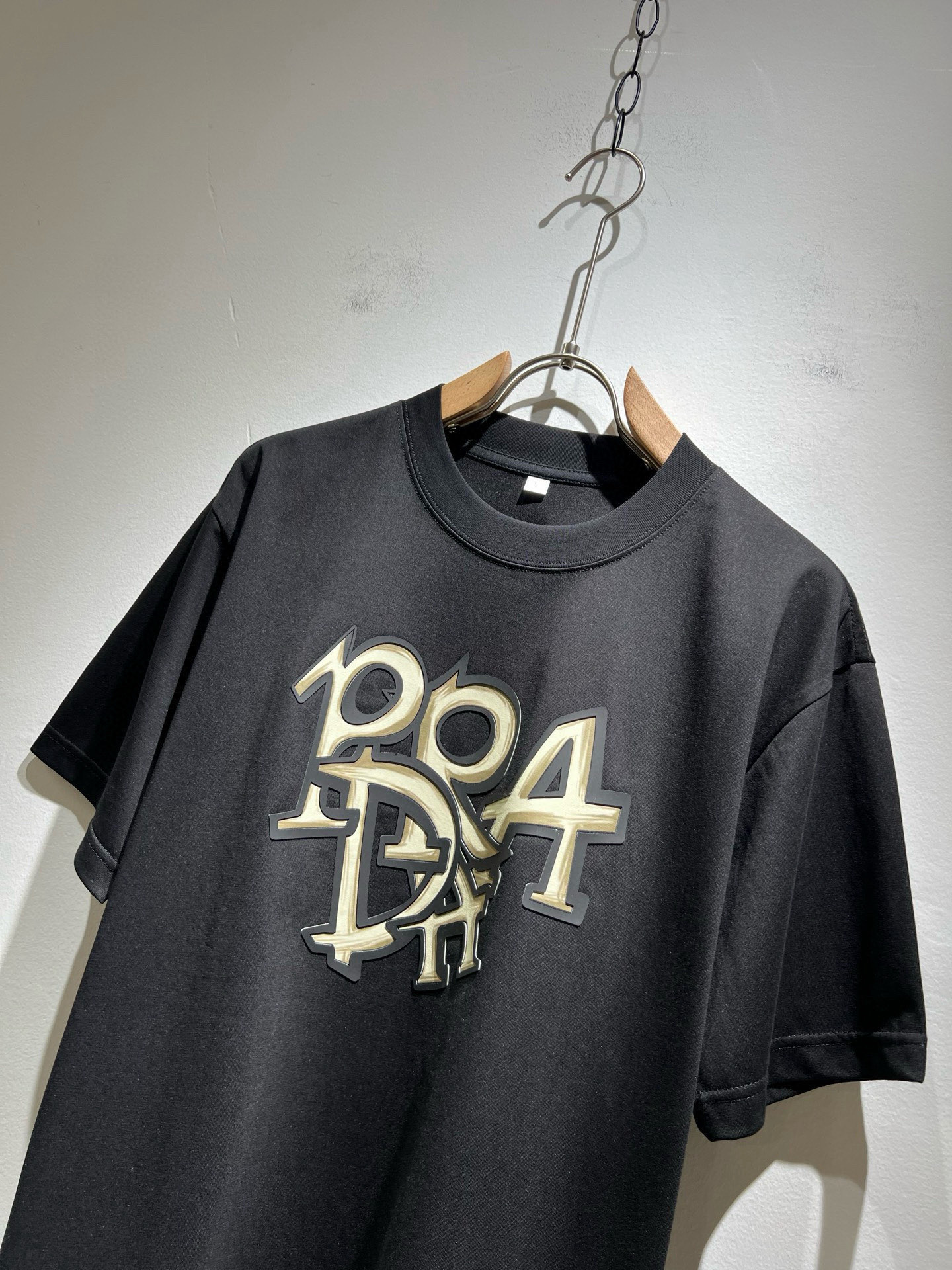 PRAD*A普*达2026春夏新款男女同款👫短袖T恤，最新款全网独家首上！！~既经典有时尚百搭，谁不爱啊