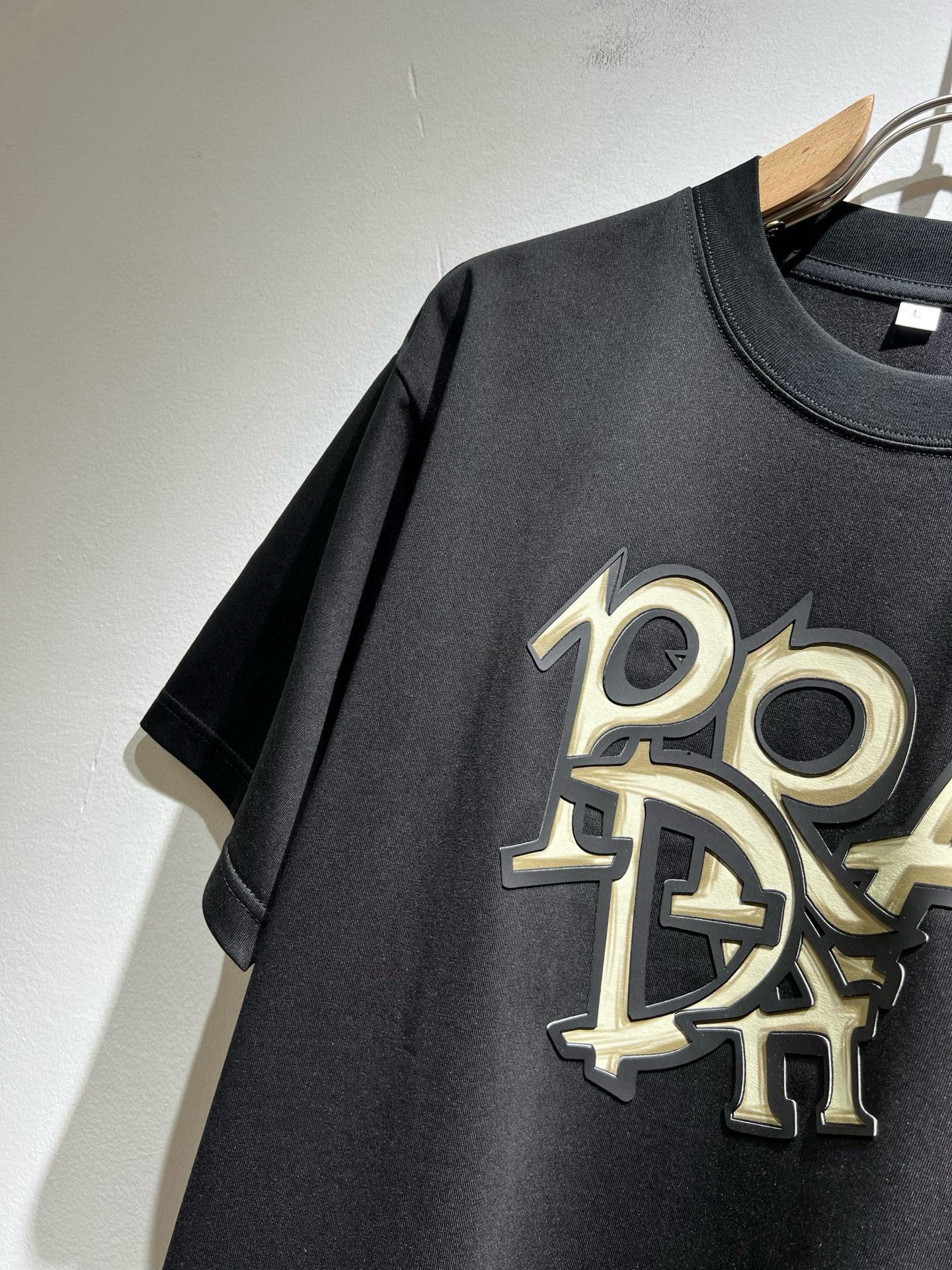 PRAD*A普*达2026春夏新款男女同款👫短袖T恤，最新款全网独家首上！！~既经典有时尚百搭，谁不爱啊