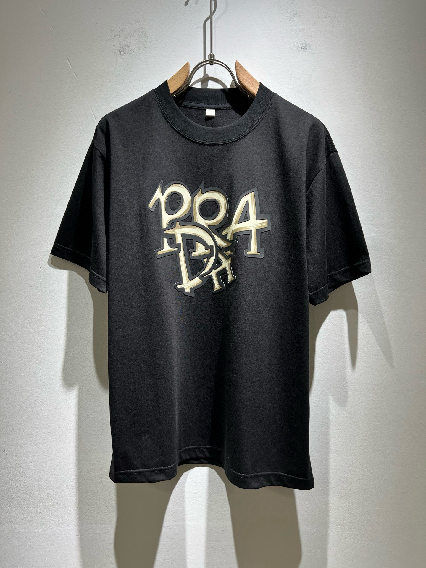 PRAD*A普*达2026春夏新款男女同款👫短袖T恤，最新款全网独家首上！！~既经典有时尚百搭，谁不爱啊