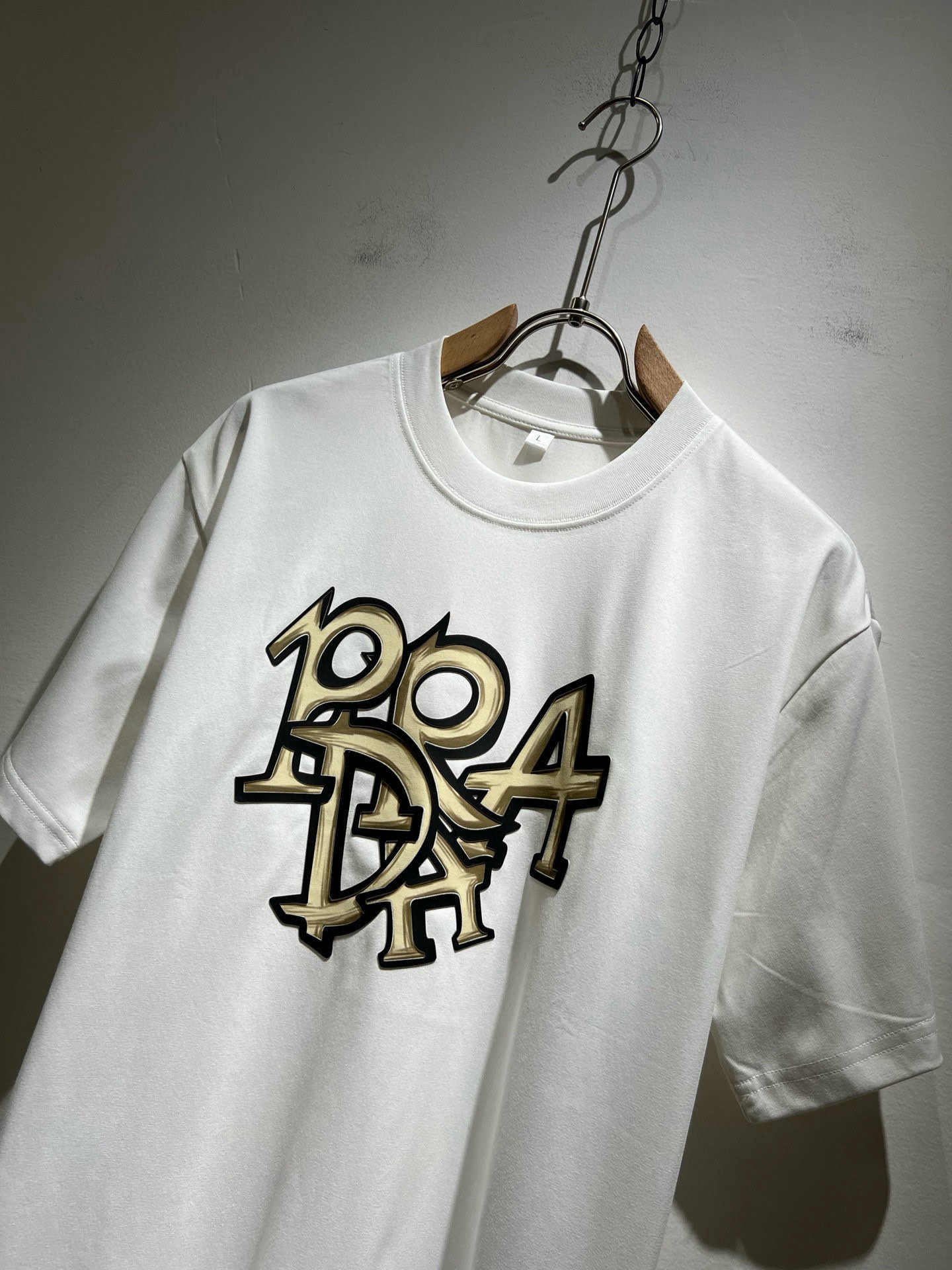 PRAD*A普*达2026春夏新款男女同款👫短袖T恤，最新款全网独家首上！！~既经典有时尚百搭，谁不爱啊