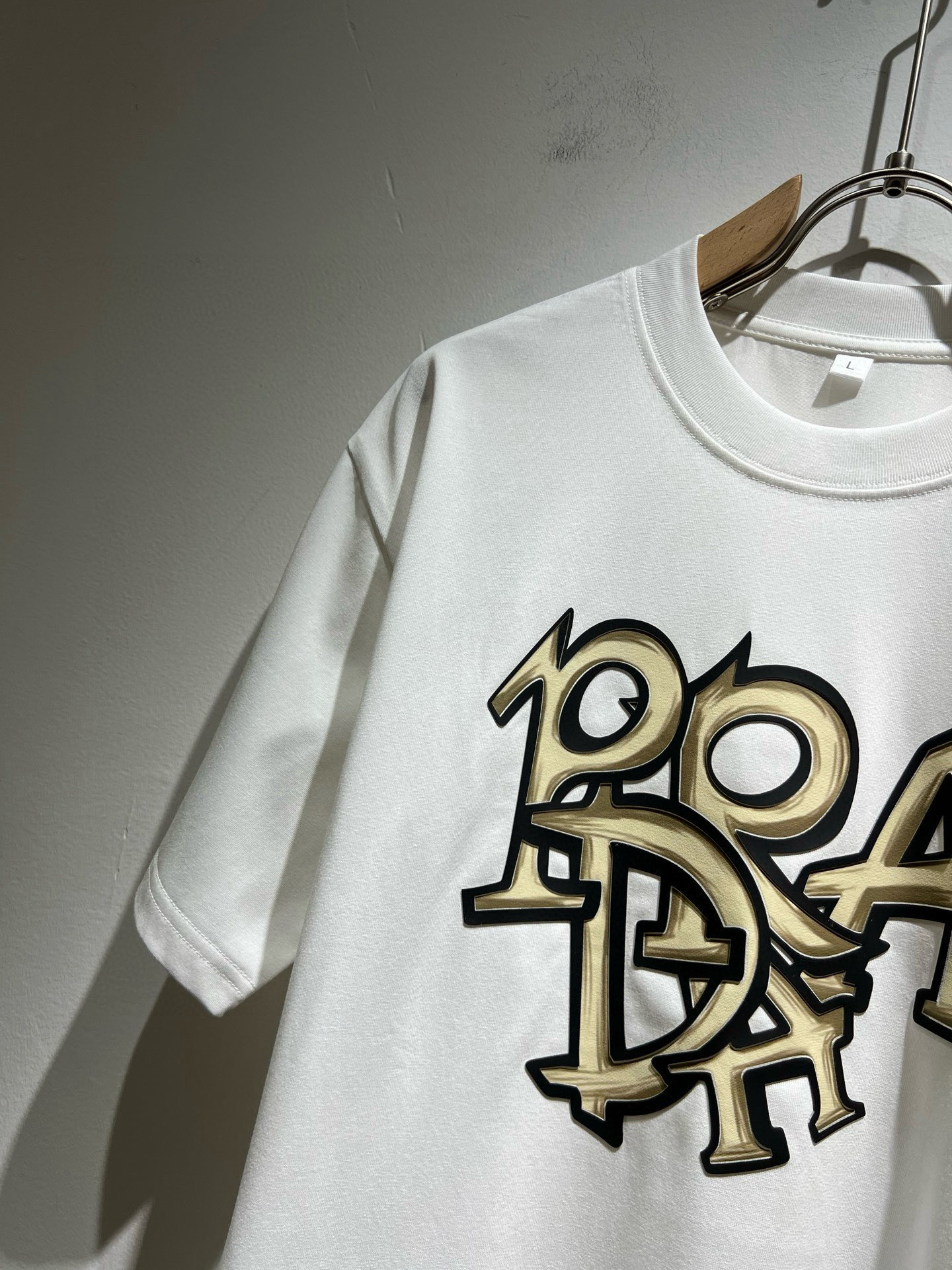 PRAD*A普*达2026春夏新款男女同款👫短袖T恤，最新款全网独家首上！！~既经典有时尚百搭，谁不爱啊