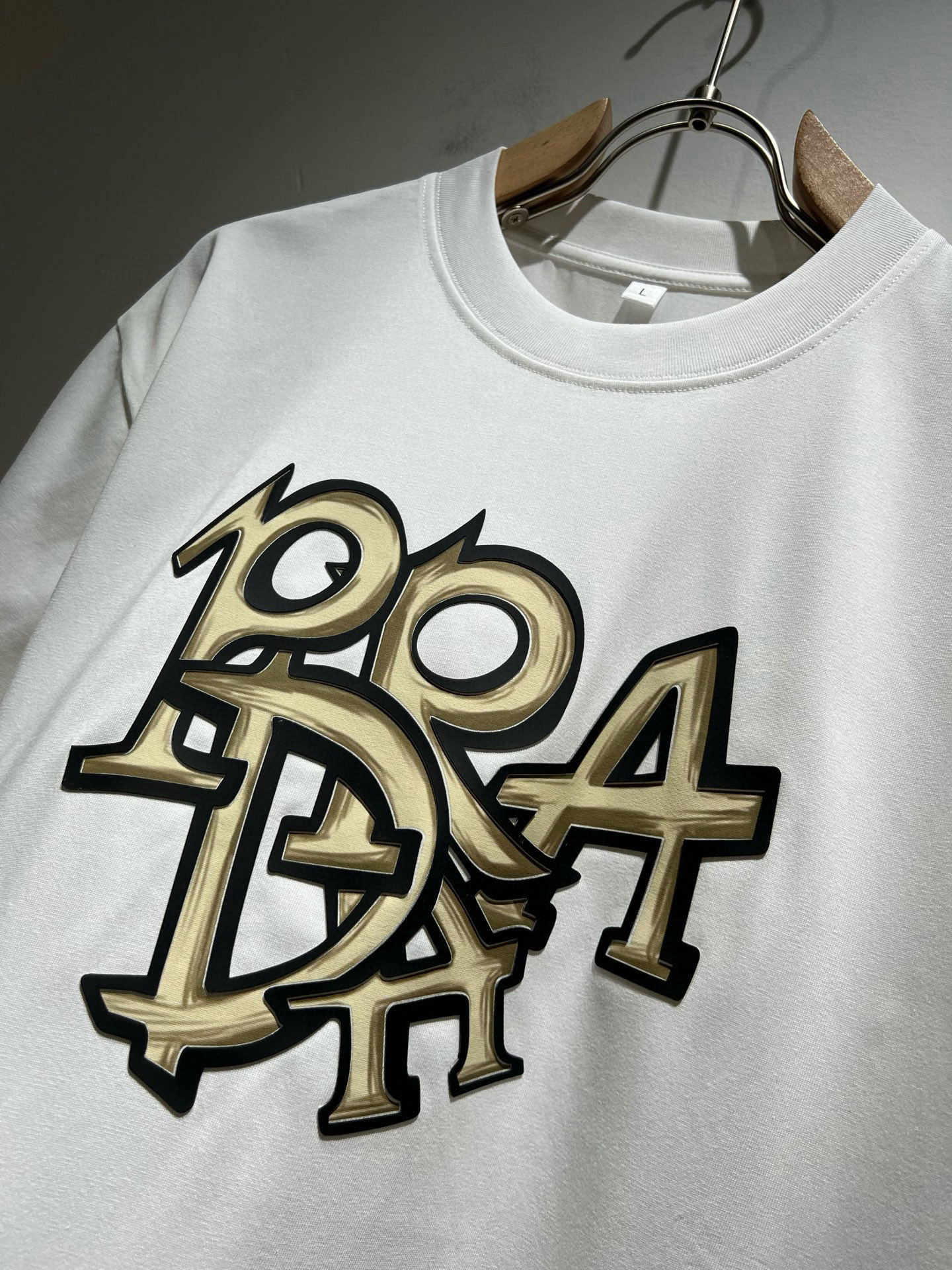 PRAD*A普*达2026春夏新款男女同款👫短袖T恤，最新款全网独家首上！！~既经典有时尚百搭，谁不爱啊