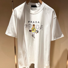 PRAD*A普*达2026春夏新款男女同款👫短袖T恤,最新款全网独家首上!!~既经典有时尚百搭,谁不爱啊 PRAD*A普*达2026春夏新款男女同款👫短袖T恤,最新款全网独家首上!!~既经典有时尚百搭,谁不爱啊
