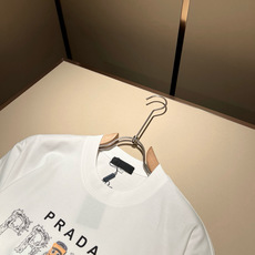 PRAD*A普*达2026春夏新款男女同款👫短袖T恤,最新款全网独家首上!!~既经典有时尚百搭,谁不爱啊 PRAD*A普*达2026春夏新款男女同款👫短袖T恤,最新款全网独家首上!!~既经典有时尚百搭,谁不爱啊