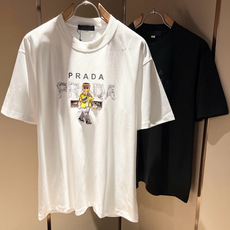 PRAD*A普*达2026春夏新款男女同款👫短袖T恤,最新款全网独家首上!!~既经典有时尚百搭,谁不爱啊 PRAD*A普*达2026春夏新款男女同款👫短袖T恤,最新款全网独家首上!!~既经典有时尚百搭,谁不爱啊