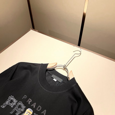 PRAD*A普*达2026春夏新款男女同款👫短袖T恤,最新款全网独家首上!!~既经典有时尚百搭,谁不爱啊 PRAD*A普*达2026春夏新款男女同款👫短袖T恤,最新款全网独家首上!!~既经典有时尚百搭,谁不爱啊