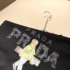 PRAD*A普*达2026春夏新款男女同款👫短袖T恤,最新款全网独家首上!!~既经典有时尚百搭,谁不爱啊 PRAD*A普*达2026春夏新款男女同款👫短袖T恤,最新款全网独家首上!!~既经典有时尚百搭,谁不爱啊