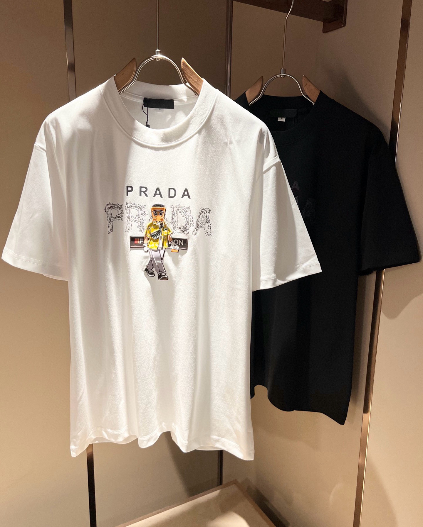 PRAD*A普*达2026春夏新款男女同款👫短袖T恤，最新款全网独家首上！！~既经典有时尚百搭，谁不爱啊