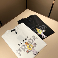 PRAD*A普*达2026春夏新款男女同款👫短袖T恤,最新款全网独家首上!!~既经典有时尚百搭,谁不爱啊 PRAD*A普*达2026春夏新款男女同款👫短袖T恤,最新款全网独家首上!!~既经典有时尚百搭,谁不爱啊