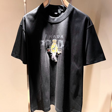 PRAD*A普*达2026春夏新款男女同款👫短袖T恤,最新款全网独家首上!!~既经典有时尚百搭,谁不爱啊 PRAD*A普*达2026春夏新款男女同款👫短袖T恤,最新款全网独家首上!!~既经典有时尚百搭,谁不爱啊
