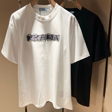 PRAD*A普*达2026春夏新款男女同款👫短袖T恤,最新款全网独家首上!!~既经典有时尚百搭,谁不爱啊 PRAD*A普*达2026春夏新款男女同款👫短袖T恤,最新款全网独家首上!!~既经典有时尚百搭,谁不爱啊