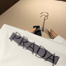 PRAD*A普*达2026春夏新款男女同款👫短袖T恤,最新款全网独家首上!!~既经典有时尚百搭,谁不爱啊 PRAD*A普*达2026春夏新款男女同款👫短袖T恤,最新款全网独家首上!!~既经典有时尚百搭,谁不爱啊