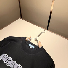 PRAD*A普*达2026春夏新款男女同款👫短袖T恤,最新款全网独家首上!!~既经典有时尚百搭,谁不爱啊 PRAD*A普*达2026春夏新款男女同款👫短袖T恤,最新款全网独家首上!!~既经典有时尚百搭,谁不爱啊