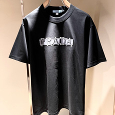 PRAD*A普*达2026春夏新款男女同款👫短袖T恤,最新款全网独家首上!!~既经典有时尚百搭,谁不爱啊 PRAD*A普*达2026春夏新款男女同款👫短袖T恤,最新款全网独家首上!!~既经典有时尚百搭,谁不爱啊