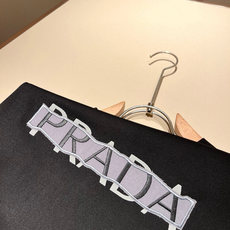 PRAD*A普*达2026春夏新款男女同款👫短袖T恤,最新款全网独家首上!!~既经典有时尚百搭,谁不爱啊 PRAD*A普*达2026春夏新款男女同款👫短袖T恤,最新款全网独家首上!!~既经典有时尚百搭,谁不爱啊