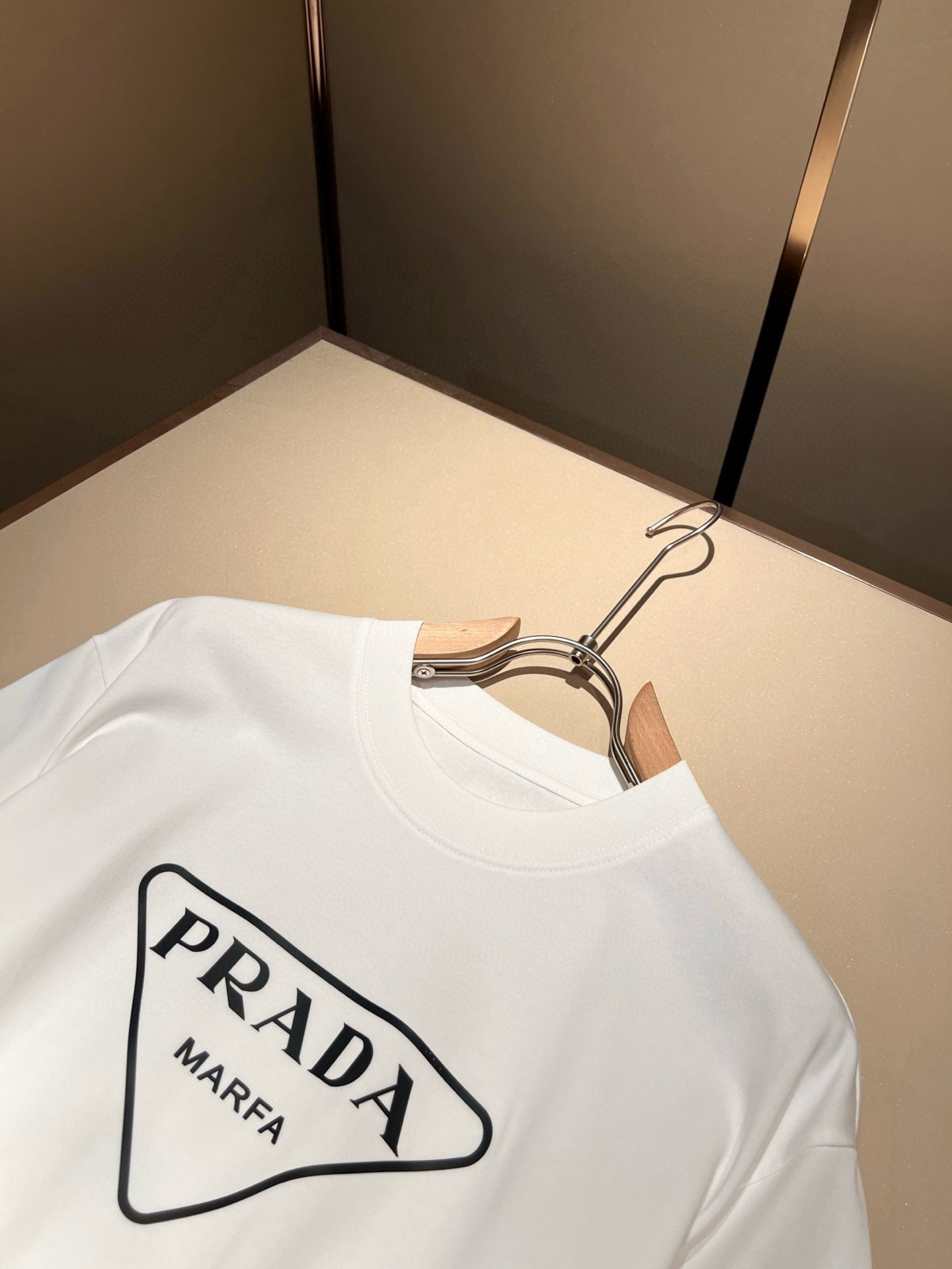 PRAD*A普*达2026春夏新款男女同款👫短袖T恤，最新款全网独家首上！！~既经典有时尚百搭，谁不爱啊