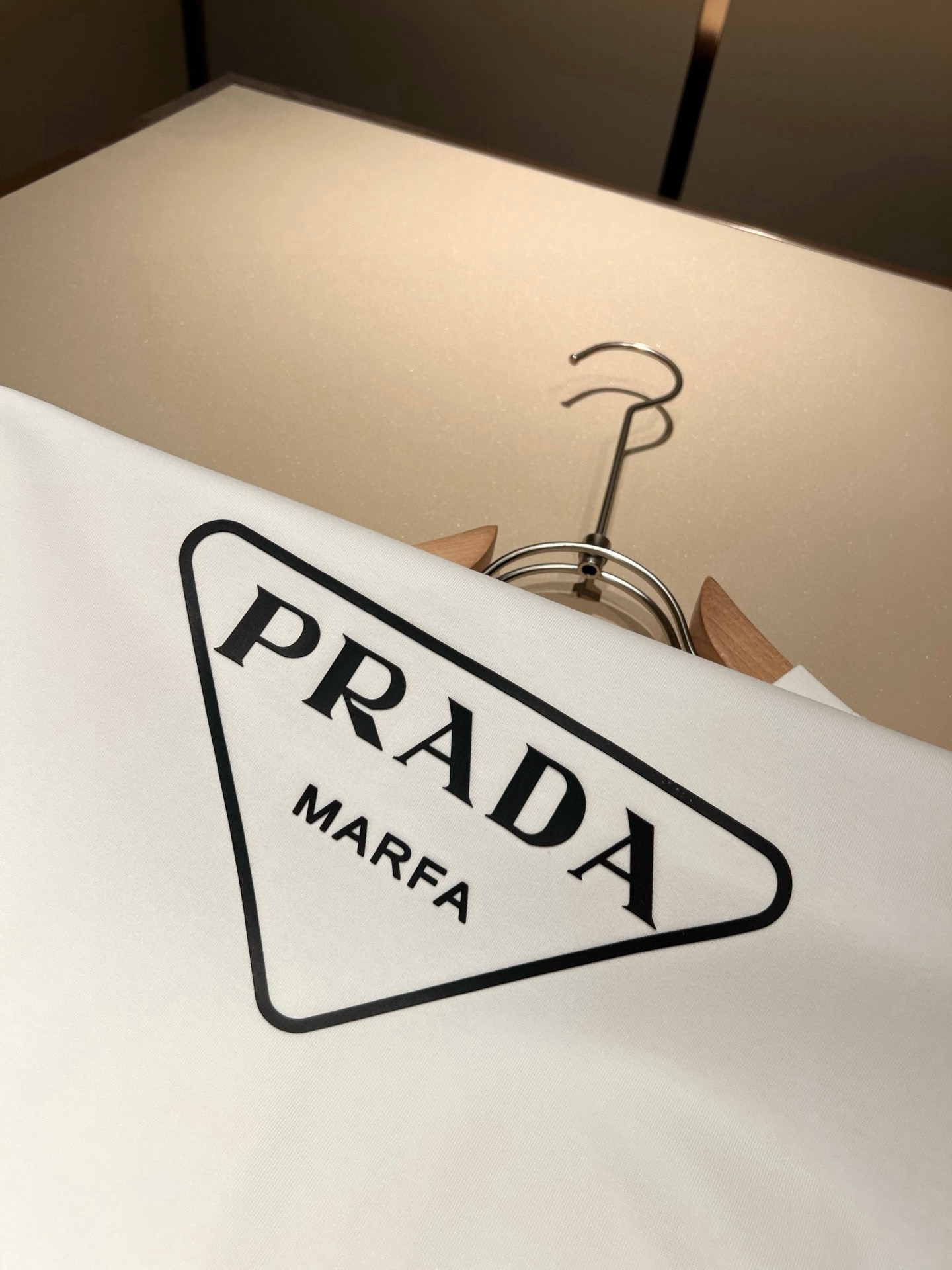 PRAD*A普*达2026春夏新款男女同款👫短袖T恤，最新款全网独家首上！！~既经典有时尚百搭，谁不爱啊