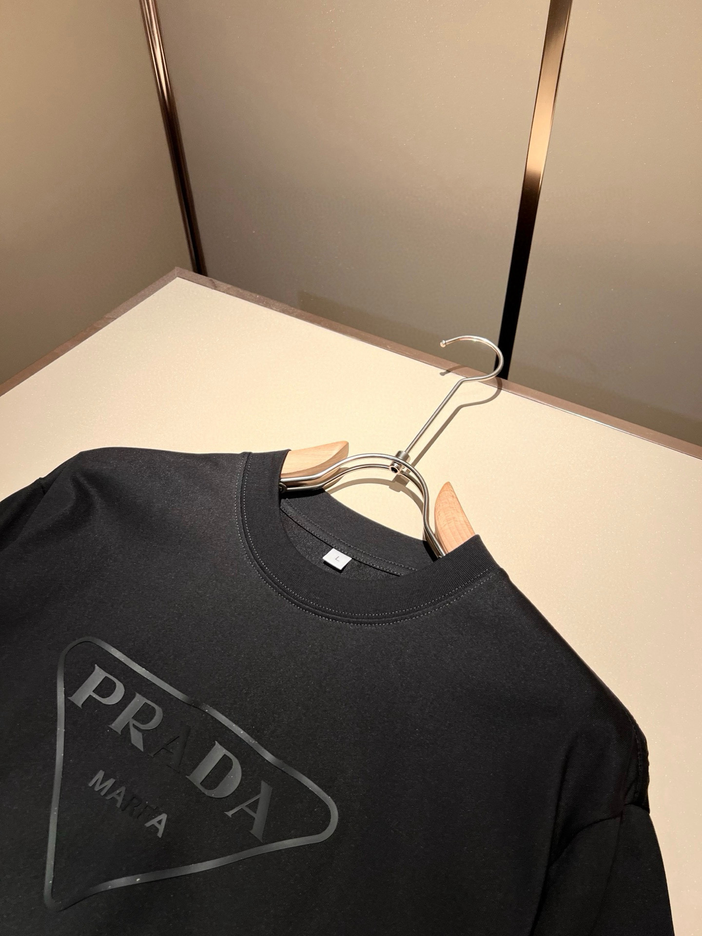 PRAD*A普*达2026春夏新款男女同款👫短袖T恤，最新款全网独家首上！！~既经典有时尚百搭，谁不爱啊