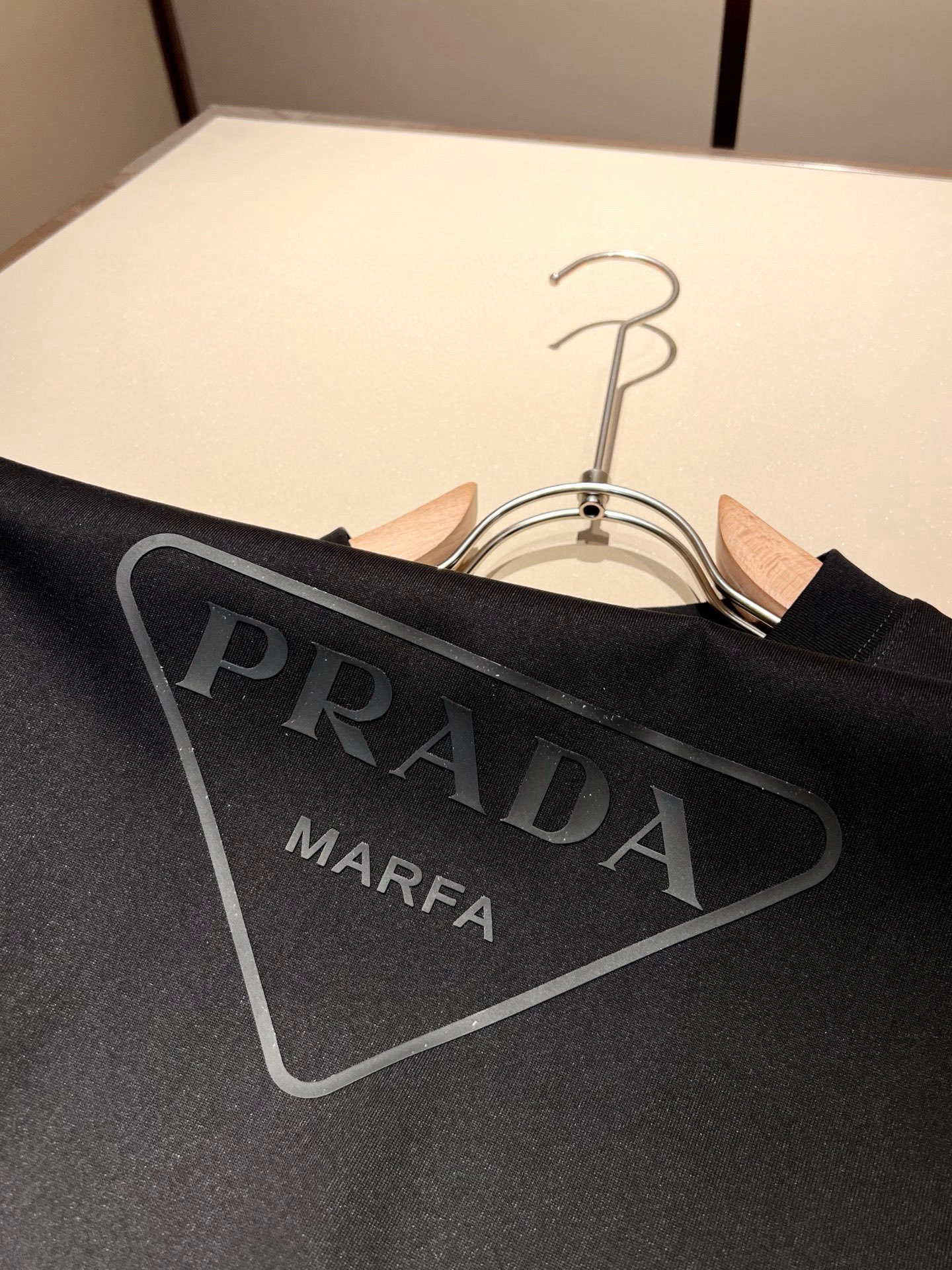 PRAD*A普*达2026春夏新款男女同款👫短袖T恤，最新款全网独家首上！！~既经典有时尚百搭，谁不爱啊
