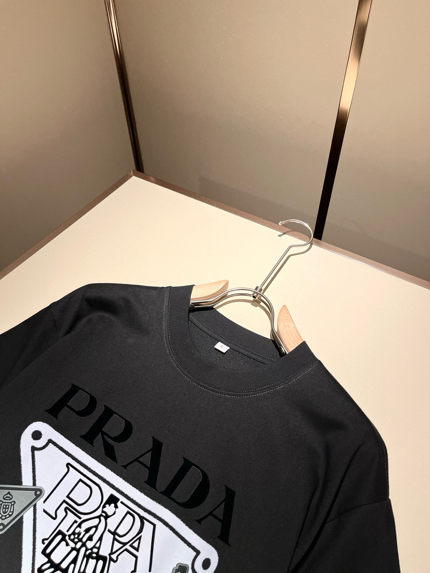 PRAD*A普*达2026春夏新款男女同款👫短袖T恤，最新款全网独家首上！！~既经典有时尚百搭，谁不爱啊