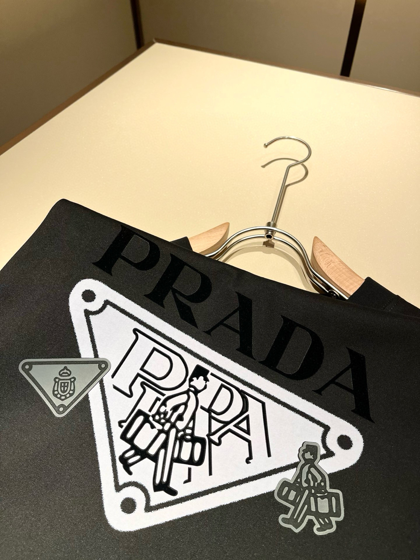 PRAD*A普*达2026春夏新款男女同款👫短袖T恤，最新款全网独家首上！！~既经典有时尚百搭，谁不爱啊