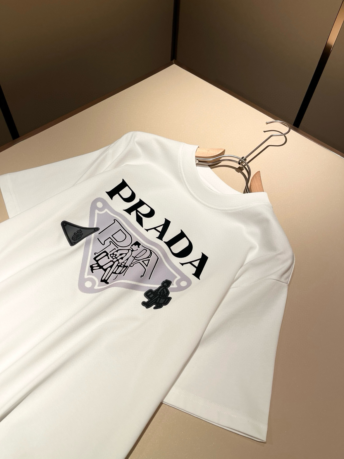 PRAD*A普*达2026春夏新款男女同款👫短袖T恤，最新款全网独家首上！！~既经典有时尚百搭，谁不爱啊