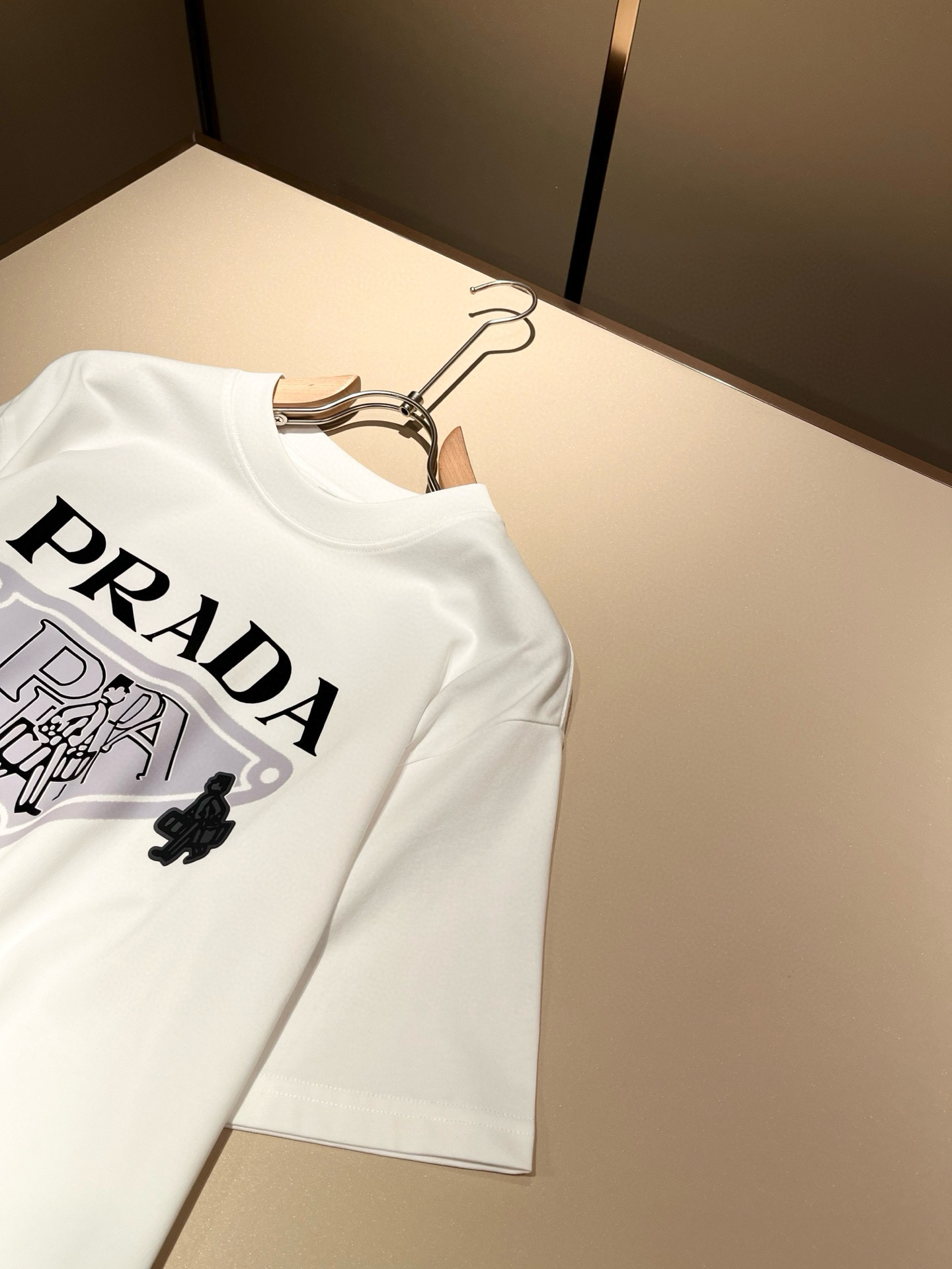 PRAD*A普*达2026春夏新款男女同款👫短袖T恤，最新款全网独家首上！！~既经典有时尚百搭，谁不爱啊