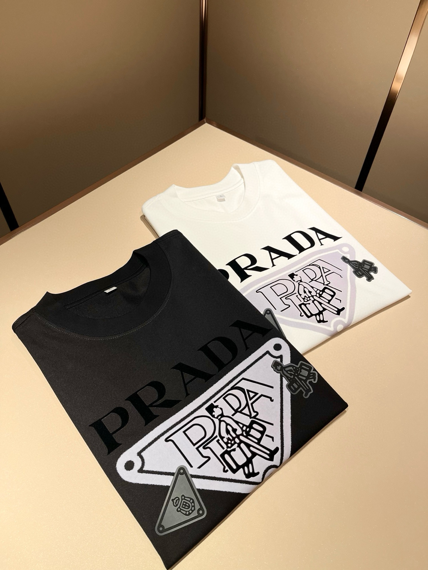 PRAD*A普*达2026春夏新款男女同款👫短袖T恤，最新款全网独家首上！！~既经典有时尚百搭，谁不爱啊
