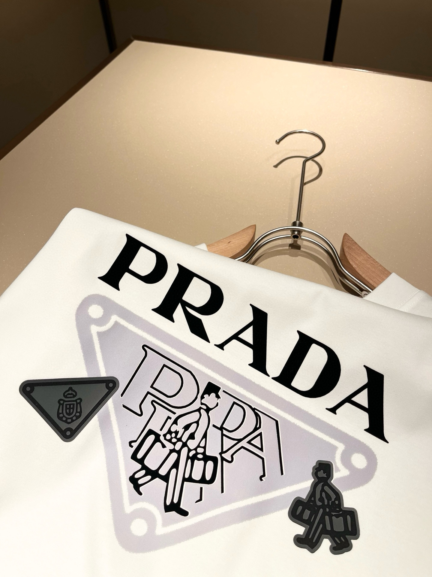 PRAD*A普*达2026春夏新款男女同款👫短袖T恤，最新款全网独家首上！！~既经典有时尚百搭，谁不爱啊