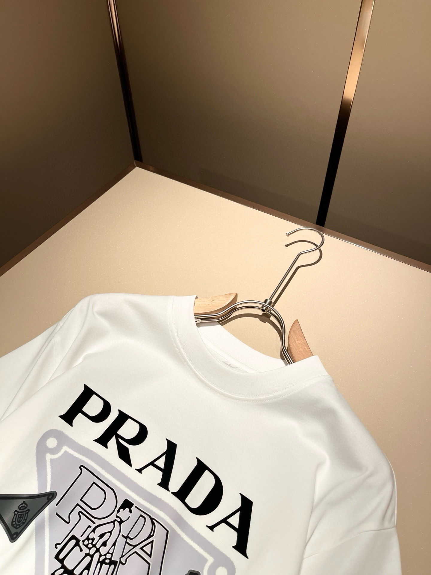 PRAD*A普*达2026春夏新款男女同款👫短袖T恤，最新款全网独家首上！！~既经典有时尚百搭，谁不爱啊