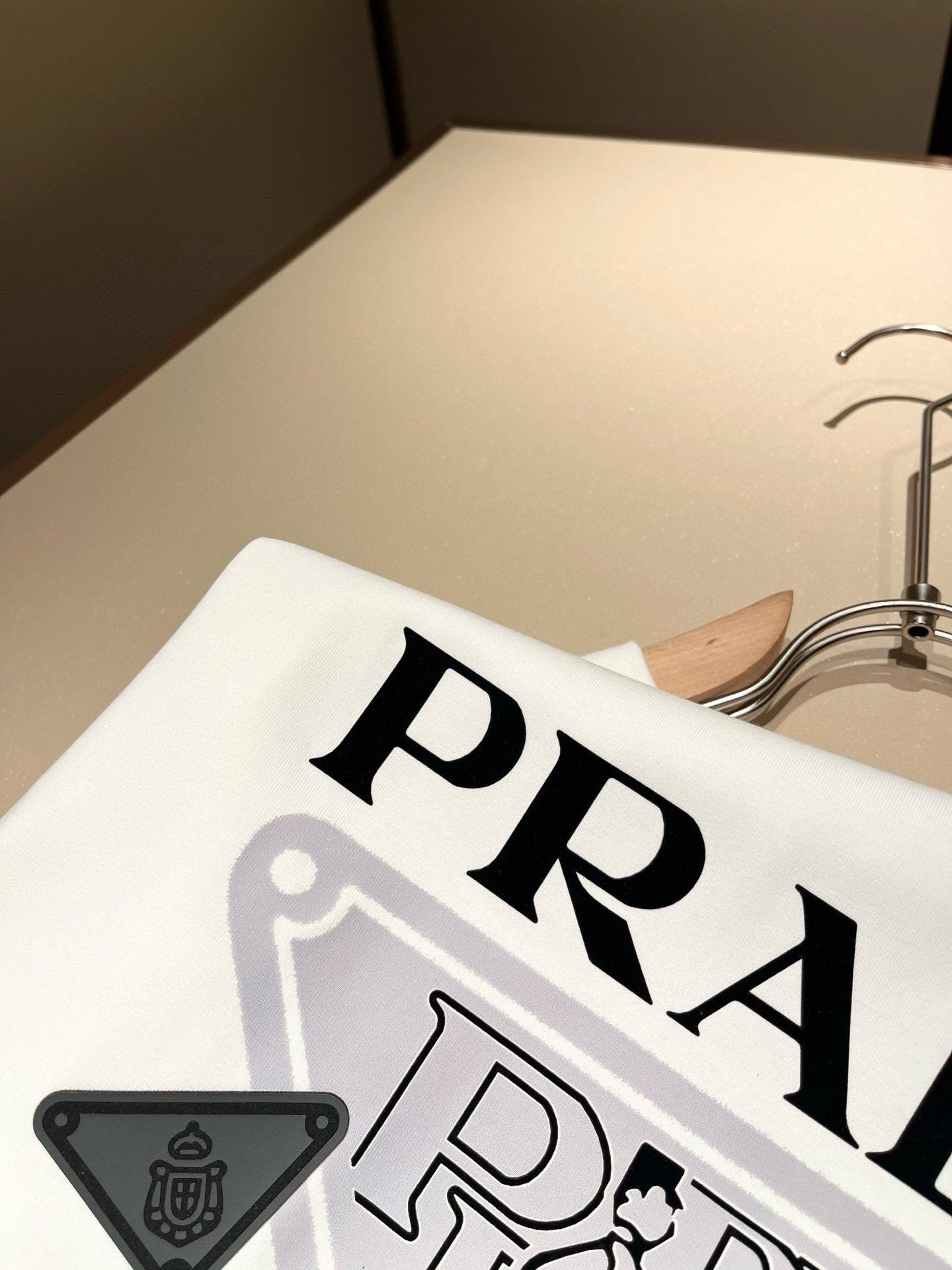 PRAD*A普*达2026春夏新款男女同款👫短袖T恤，最新款全网独家首上！！~既经典有时尚百搭，谁不爱啊