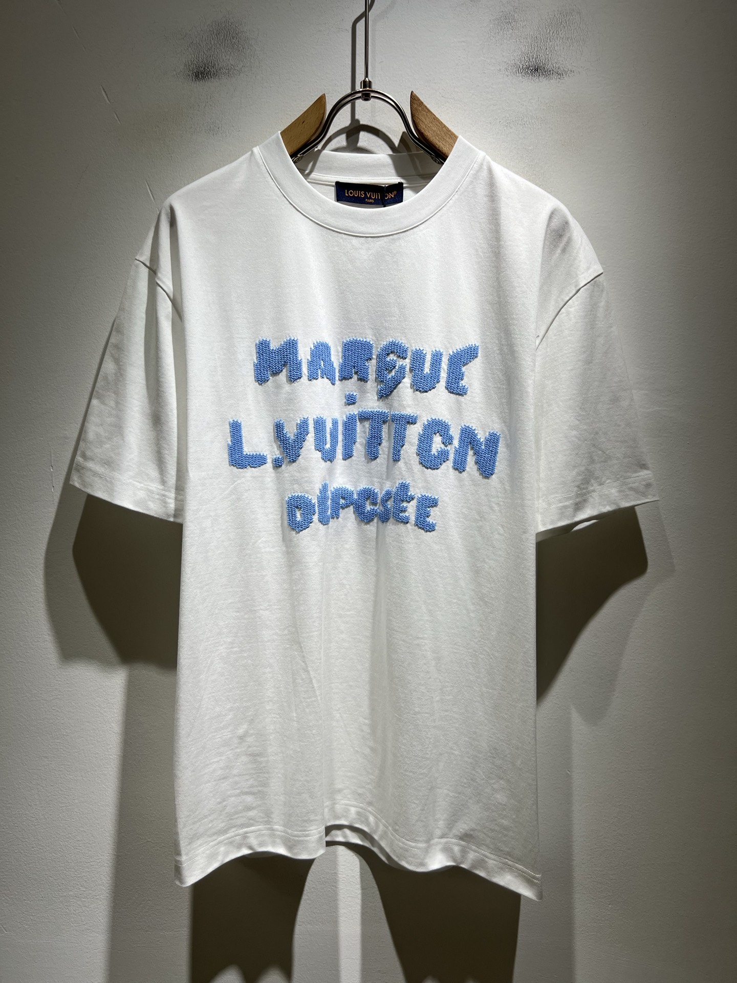 LouisVuitt*路易*登 2026春夏全新系列单品上线，非常时髦前卫的一款男女同款短袖T恤，标识l