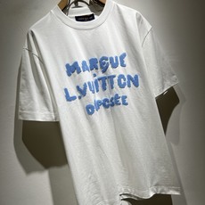LouisVuitt*路易*登 2026春夏全新系列单品上线,非常时髦前卫的一款男女同款短袖T恤,标识l LouisVuitt*路易*登 2026春夏全新系列单品上线,非常时髦前卫的一款男女同款短袖T恤,标识l