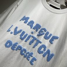 LouisVuitt*路易*登 2026春夏全新系列单品上线,非常时髦前卫的一款男女同款短袖T恤,标识l LouisVuitt*路易*登 2026春夏全新系列单品上线,非常时髦前卫的一款男女同款短袖T恤,标识l